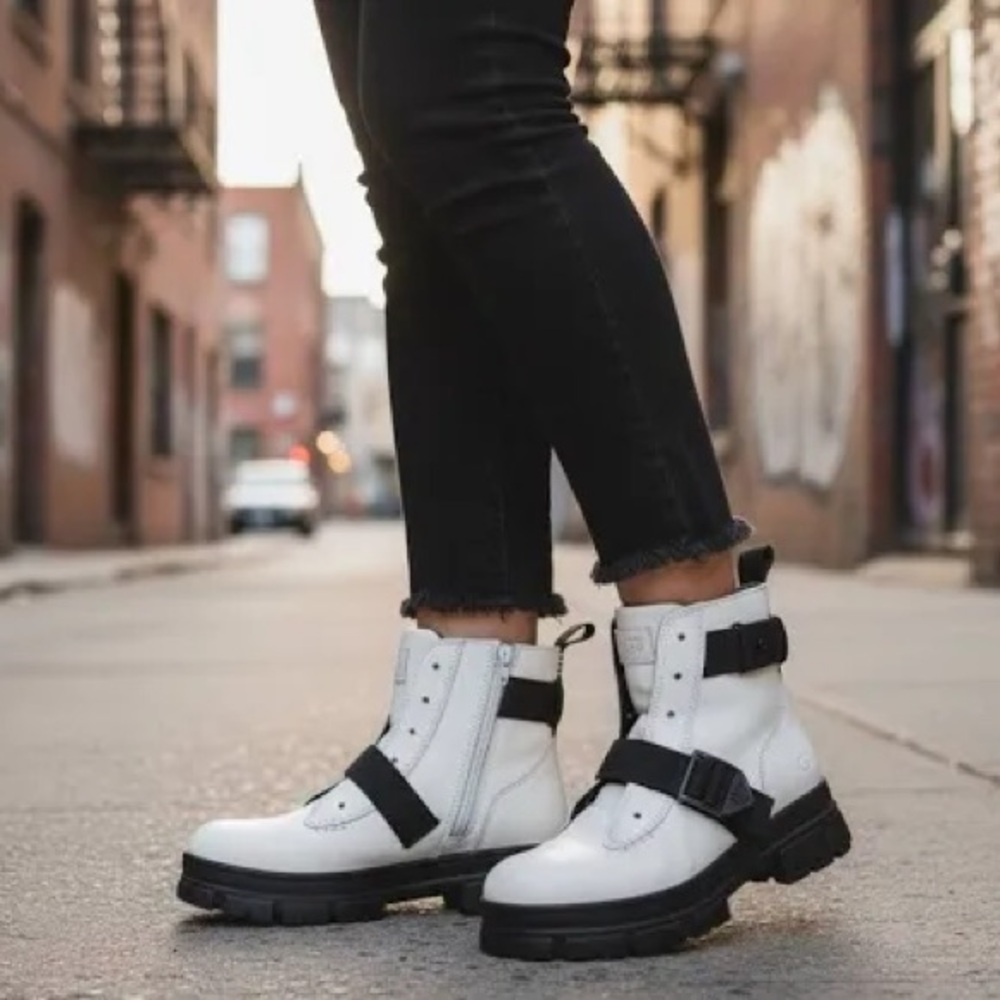 Ugg women’s Ashton Lace Up black & white casual classic comfy outdoor style
